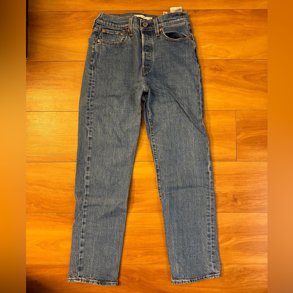 Women’s Levi's medium blue wash wedgie straight jeans
